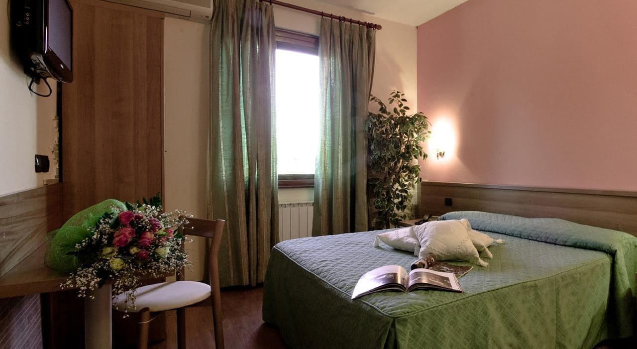 Hotel Ristorante Tre Leoni Somma Lombardo Exteriér fotografie